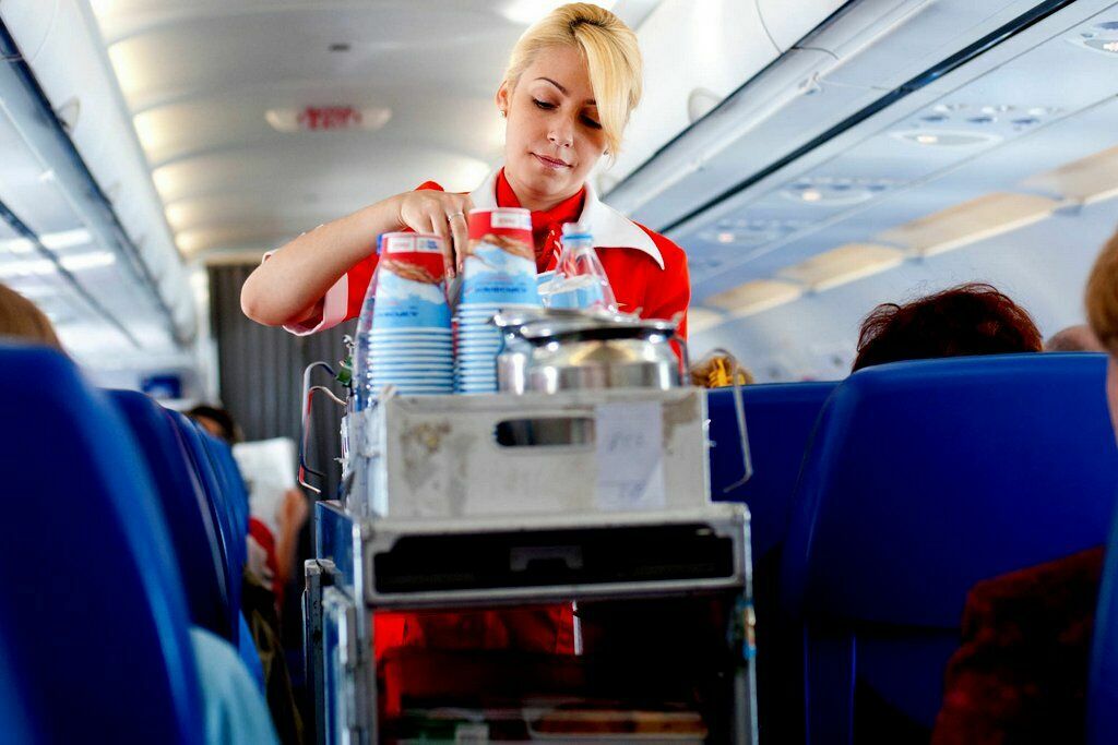 Блогер-путешественник назвал самый нелюбимый напиток стюардесс
