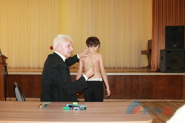 В Новое Средневековье погрузили детей одной из школ Луганска