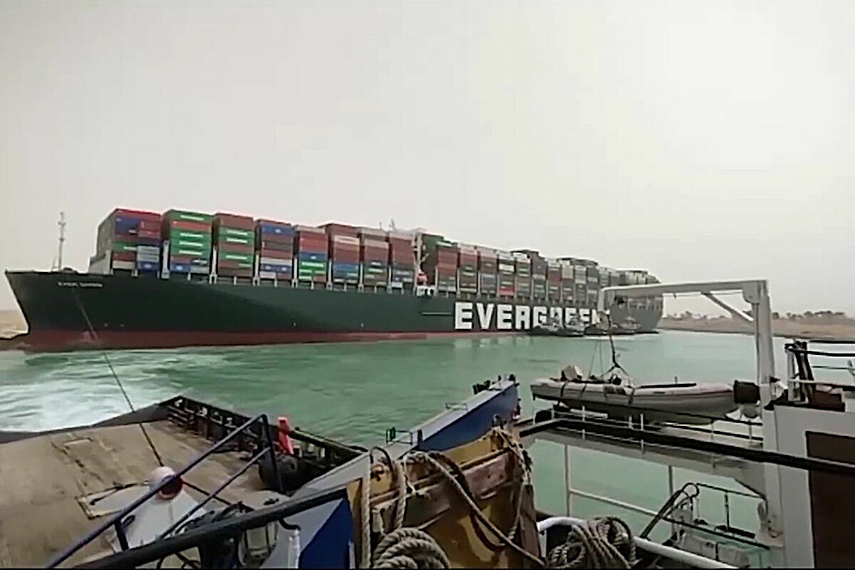 Владелец судна рассчитывает разблокировать Суэцкий канал 27 марта