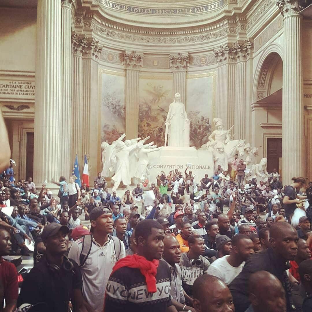 В Париже мигранты захватили Пантеон(ВИДЕО)