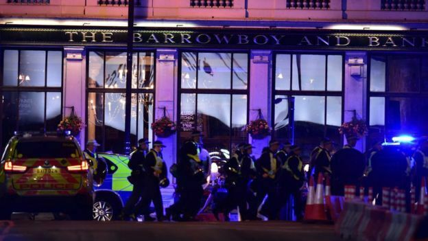 Теракт в Лондоне: микроавтобус  врезался в толпу людей на мосту