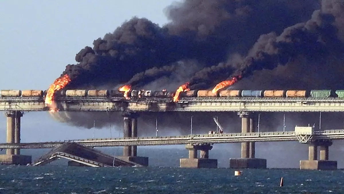 Грузовик со взрывчаткой взорвался на Керченском мосту в октябре 2022 года