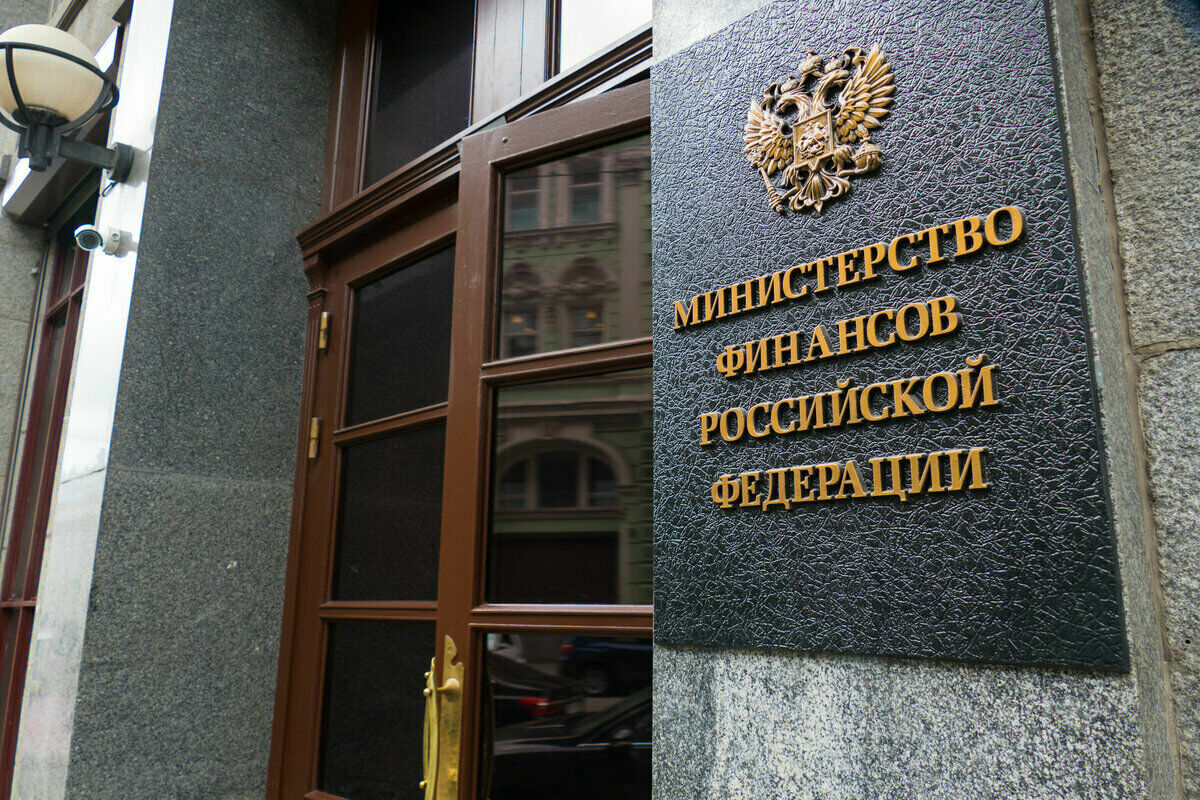 Минфин хочет обязать российские банки сообщать о запросах из "недружественных" стран