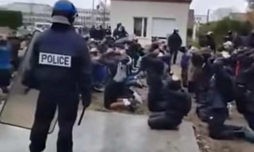 Бунтари на коленях. Французские полицейские унизили протестующих