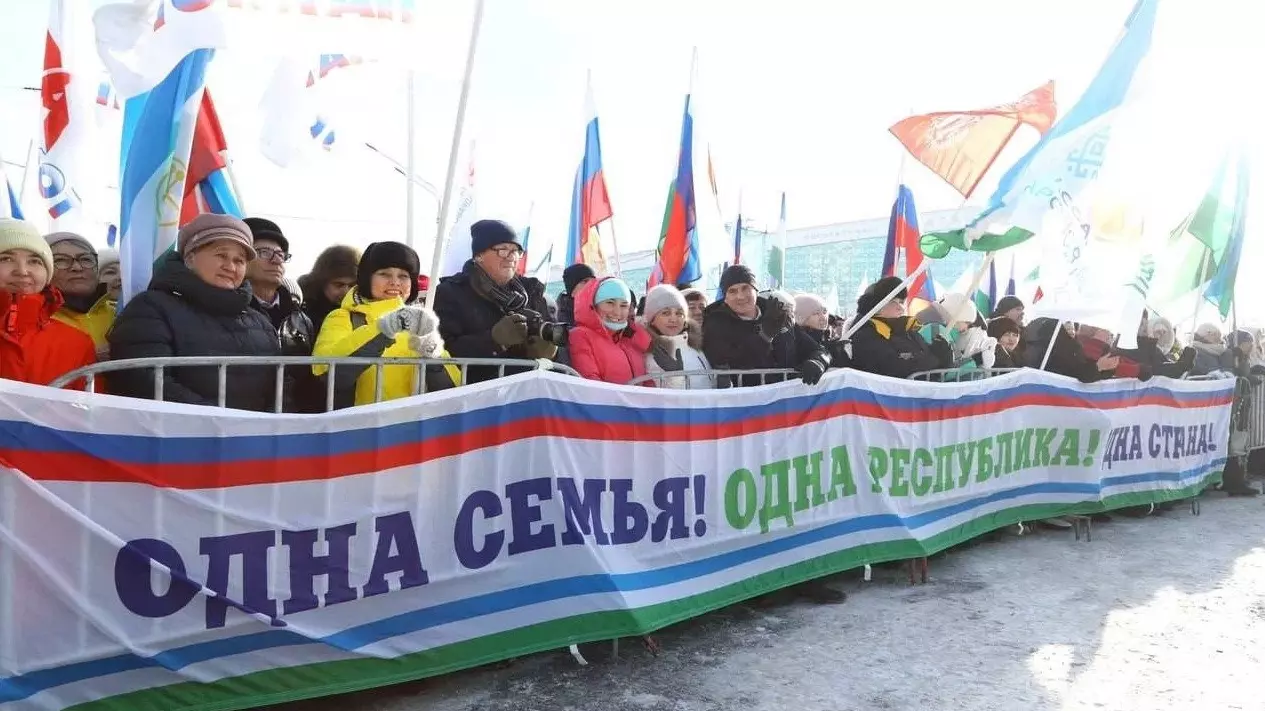 «Руку дружбы протяни?»: на митинге-концерте в честь Хабирова бюджетники стоптали флаги