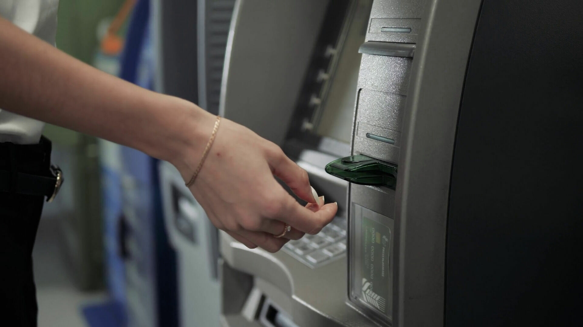 Банки разрешат снимать деньги с чужих карт