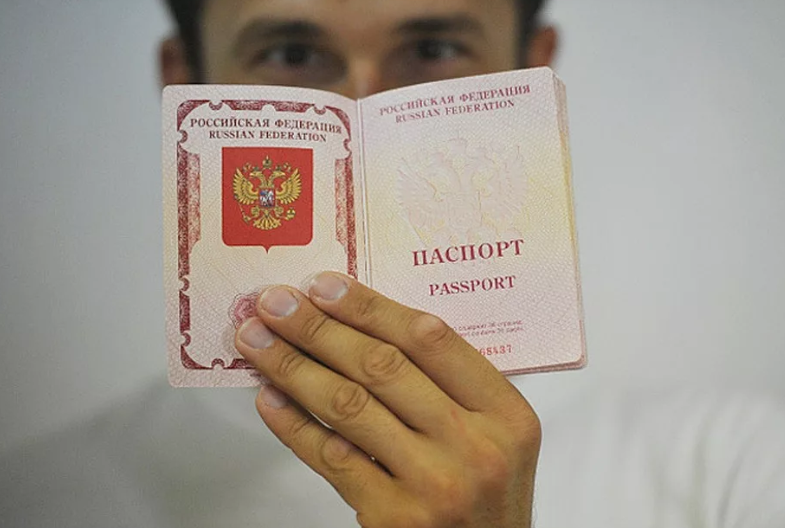 Скрепа единения: в КПРФ предложили вернуть в паспорт графу «национальность»