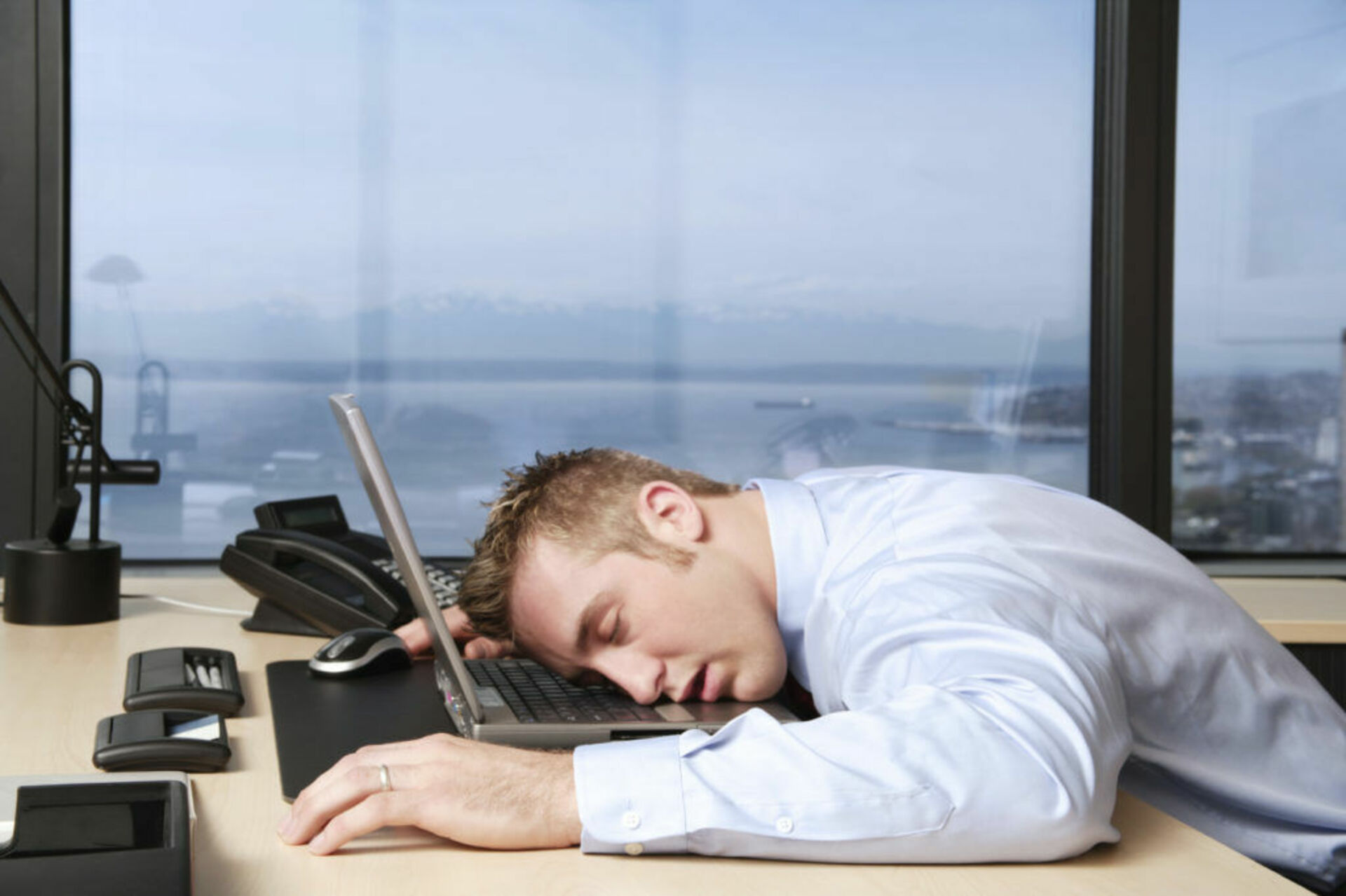 Ра устал. Уснул на рабочем месте. Уставший человек в офисе.