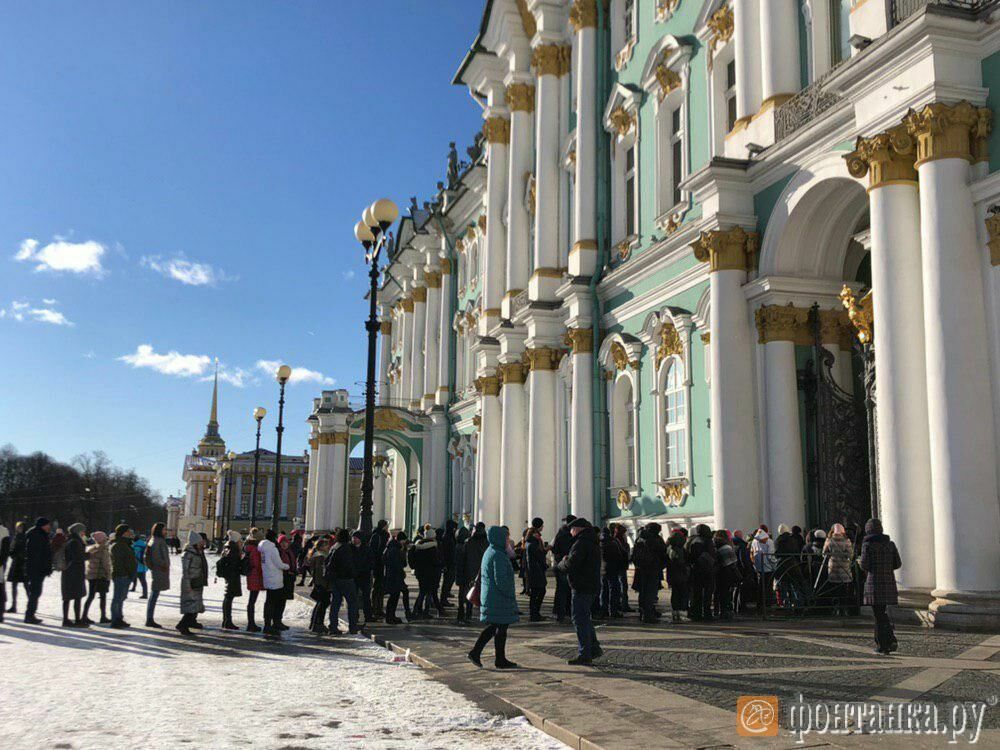 В Петербурге из-за угрозы взрыва эвакуируют Эрмитаж