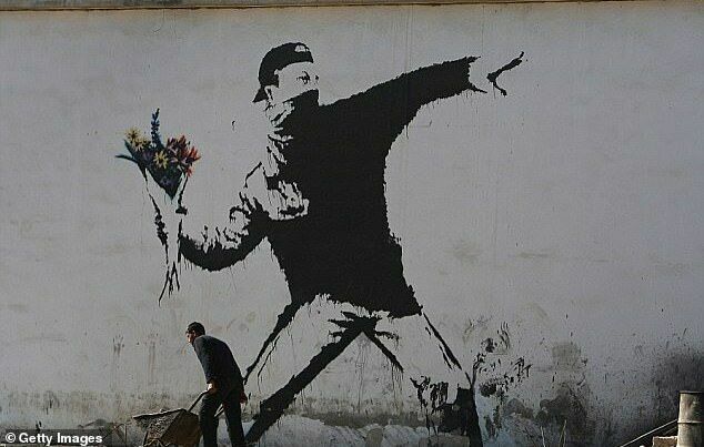 Художника Бэнкси лишили прав на граффити «Метатель цветов»