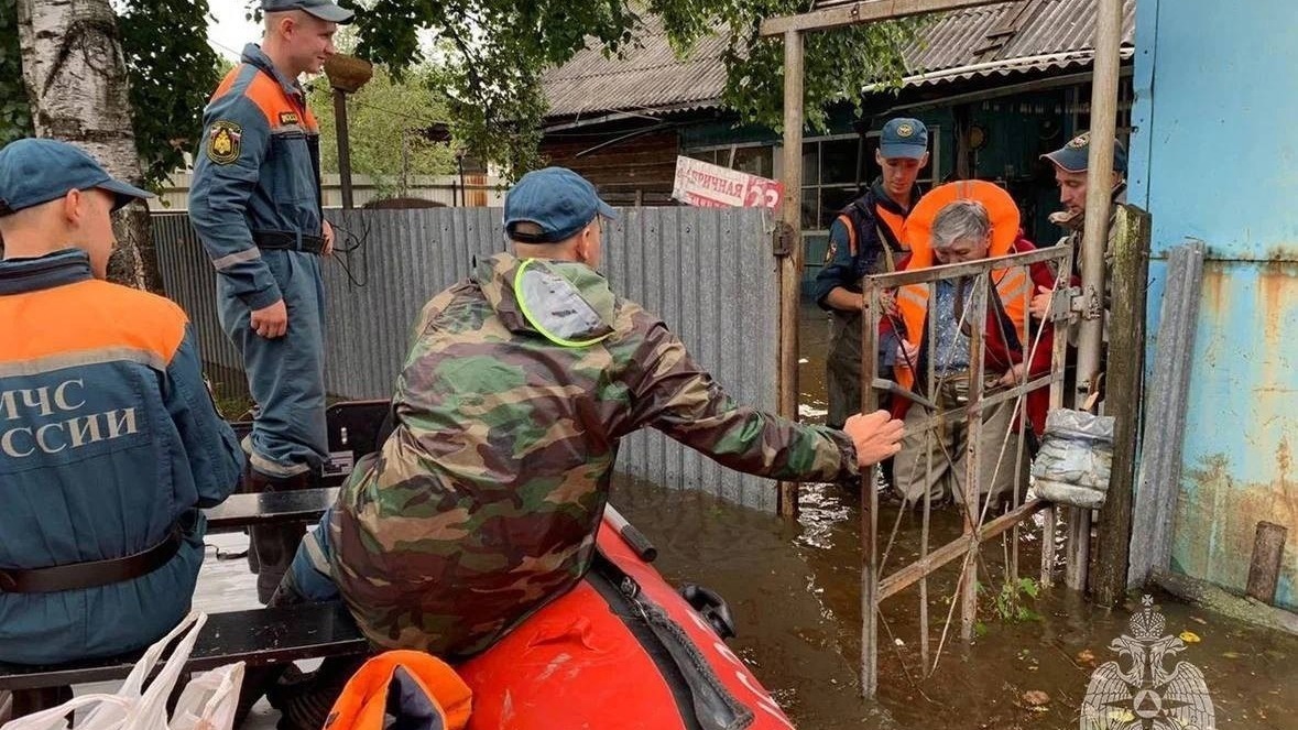 Эвакуация людей в затопленном паводком Приморье.