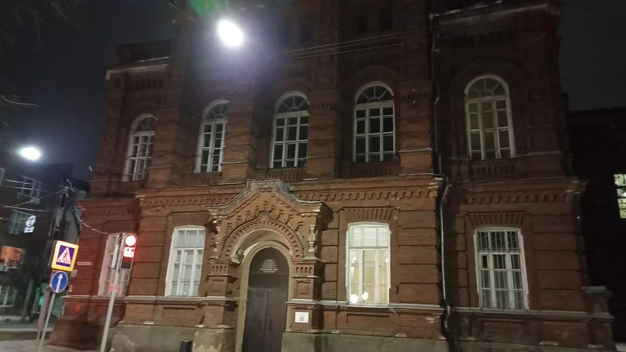 Первый роддом в Костроме расположен в старинном здании бывшего епархиального училища.