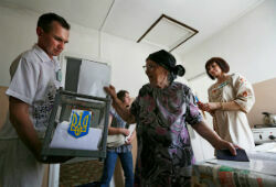Экзит-полы: Порошенко побеждает на выборах президента Украины в первом туре