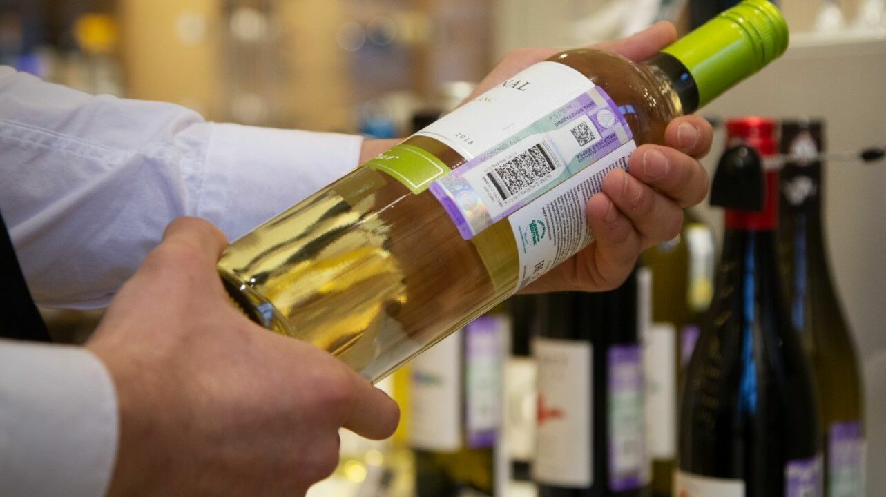 Крупнейшие импортеры алкоголя приостановили отгрузки из-за обвала курса рубля