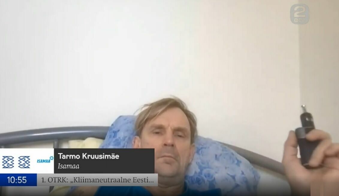 Эстонский депутат участвовал в онлайн-заседании парламента курящим в постели