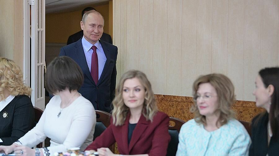 Путин поздравил всех женщин России с 8 марта