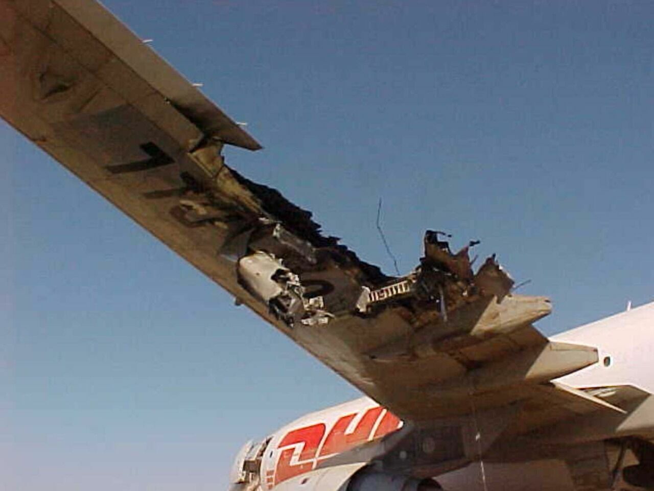  Самолету компании DHL отстрелили крыло.FedEx этого не хочет
