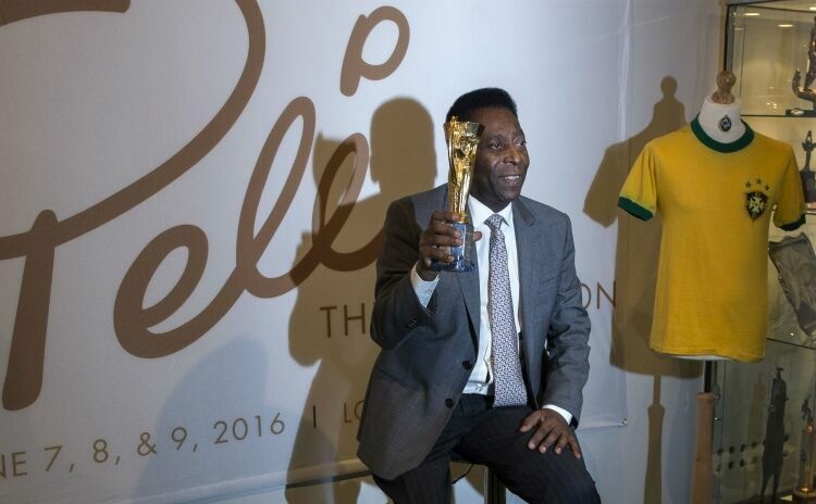 Легенда футбола Пеле выставил на аукцион свои награды