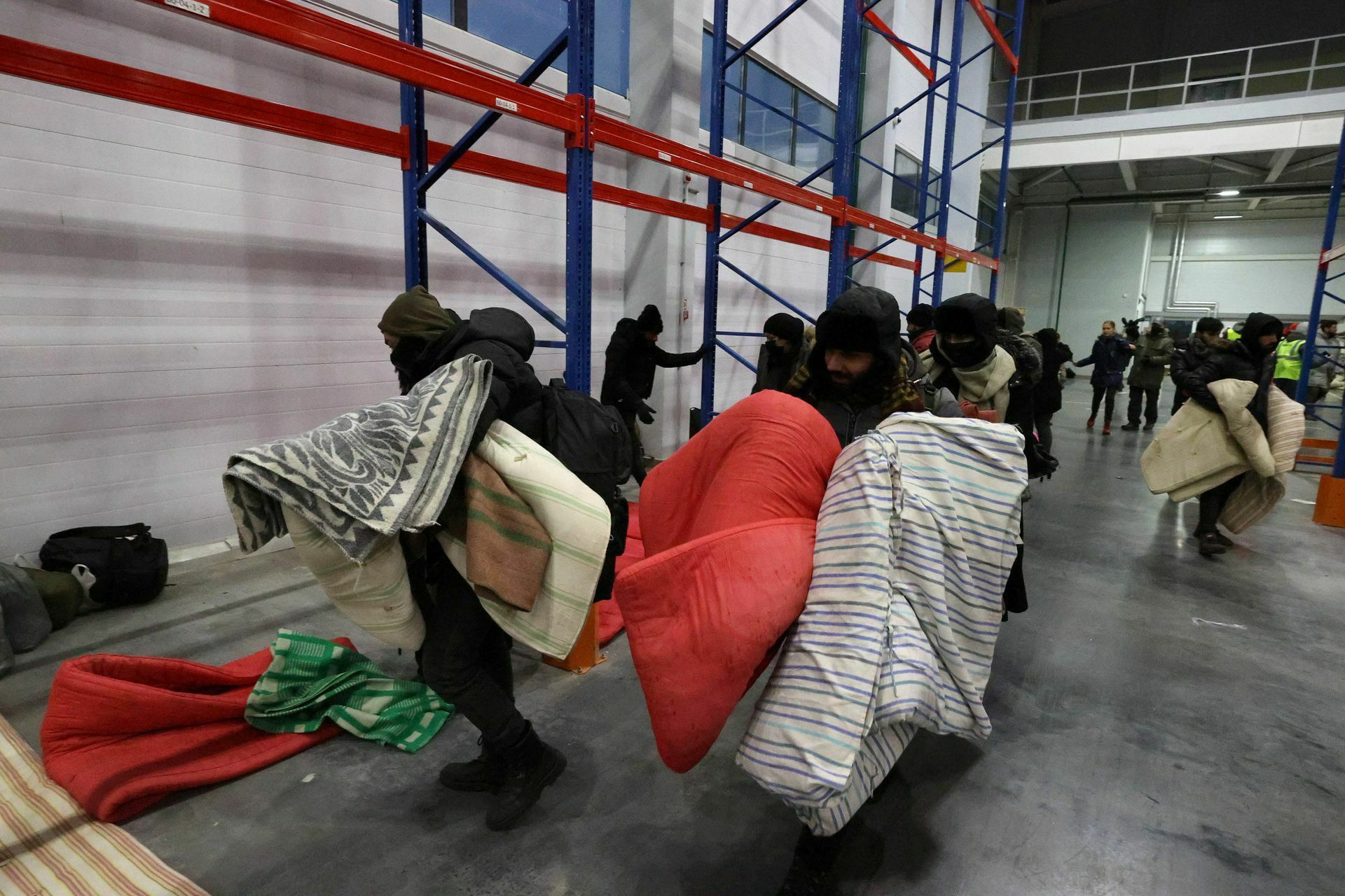 Лукашенко загнал мигрантов из палаток в ангар