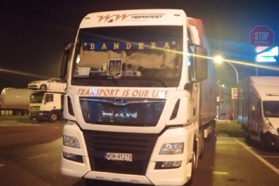 В Польше водителя украинского грузовика заставили убрать надпись "Бандера"