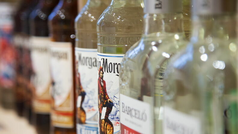 Импорт крепкого алкоголя в Россию упал на 35%