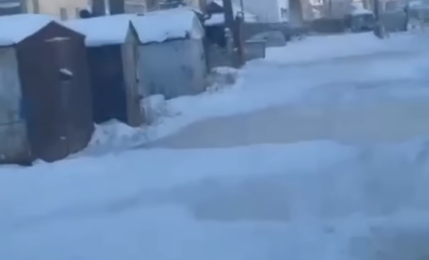 Видео дня: в Якутии вместо асфальта дороги «ремонтируют» водой