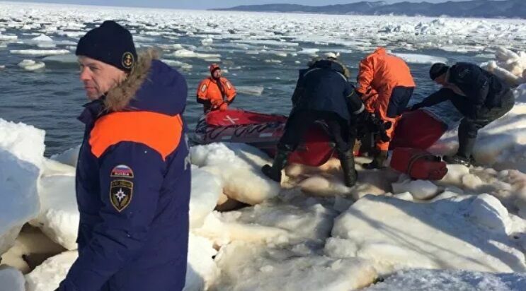 90 рыбаков спасли с отколовшейся льдины на юге Сахалина