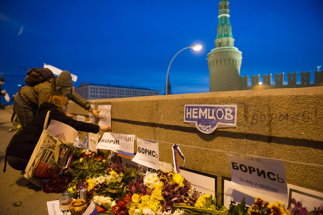 Мэрия «внезапно» начала демонтировать гирлянды на мосту в годовщину убийства Немцова
