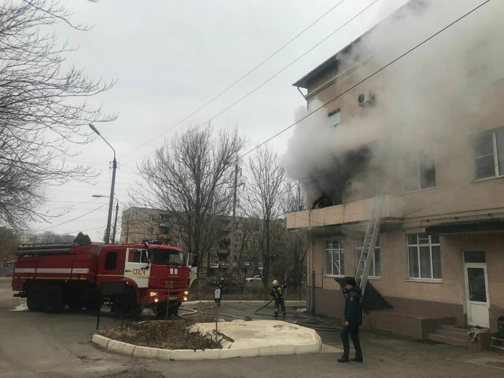 В Астрахани загорелась детская клиническая больница