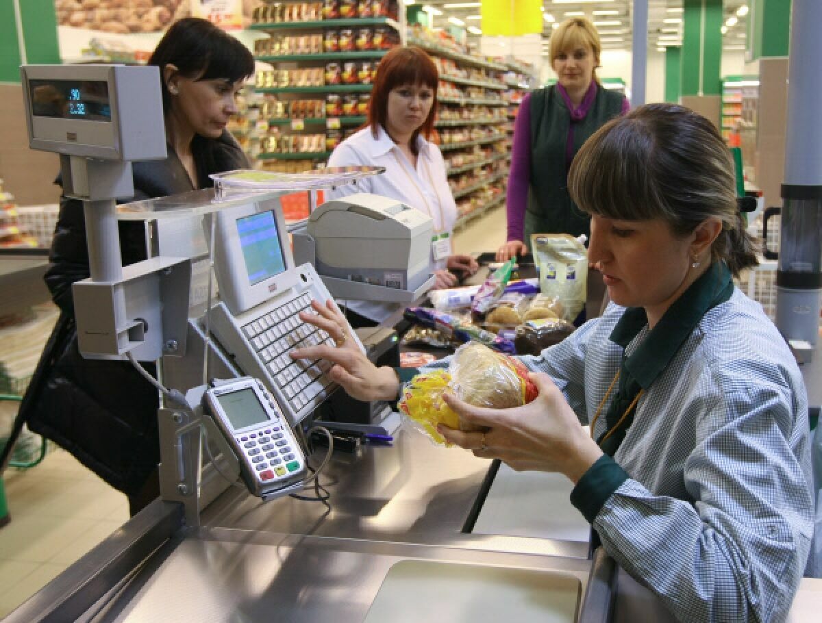 Россияне смогут снимать наличные с карт на кассах магазинов