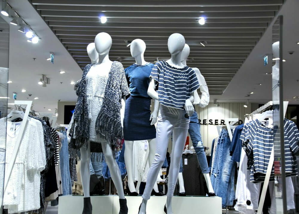 Продажи одежды в России упали на 25%