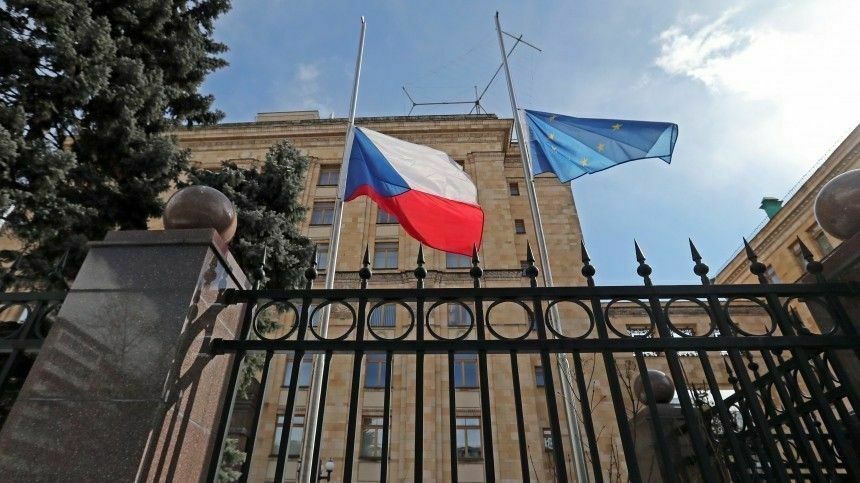 Чехия выслала 18 российских дипломатов и объявила в розыск Петрова и Боширова