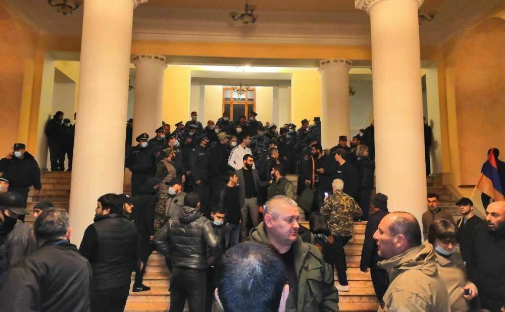 Протестующие захватили здание правительства Армении