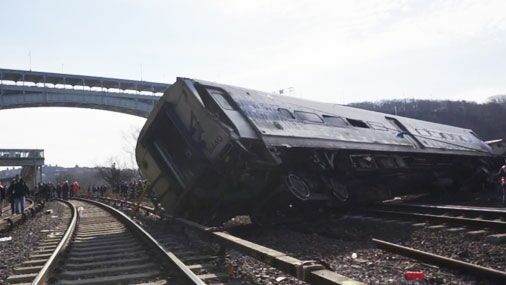 Машинист погиб в результате схода поезда с рельс на Сахалине, еще 15 человек пострадали