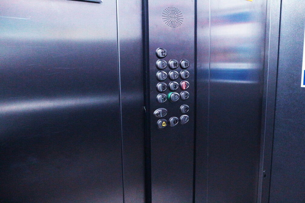 Взорвавшийся в лифте электросамокат искалечил владельца (ВИДЕО)