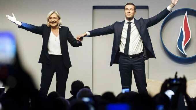 Марин Ле Пен уступила партийное лидерство своему молодому протеже Жордану Барделля