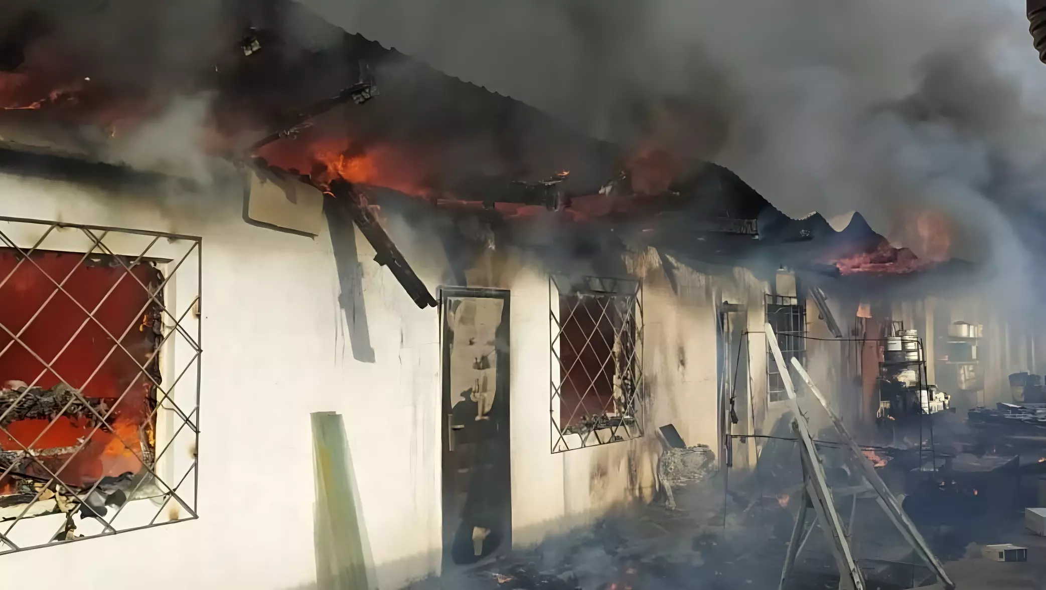 Мощный пожар в Кабардино-Балкарии: загорелся центральный рынок города Майский
