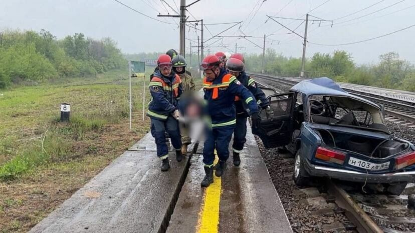 Автомобиль врезался в поезд «Адлер-Нижневартовск», двое погибших