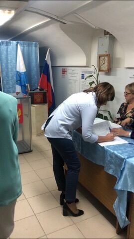 Под бдительным надзором заведующей отделом кадров ГУЗ ОКПБ св. Софии Елены Тутаевой голосует медперсонал.