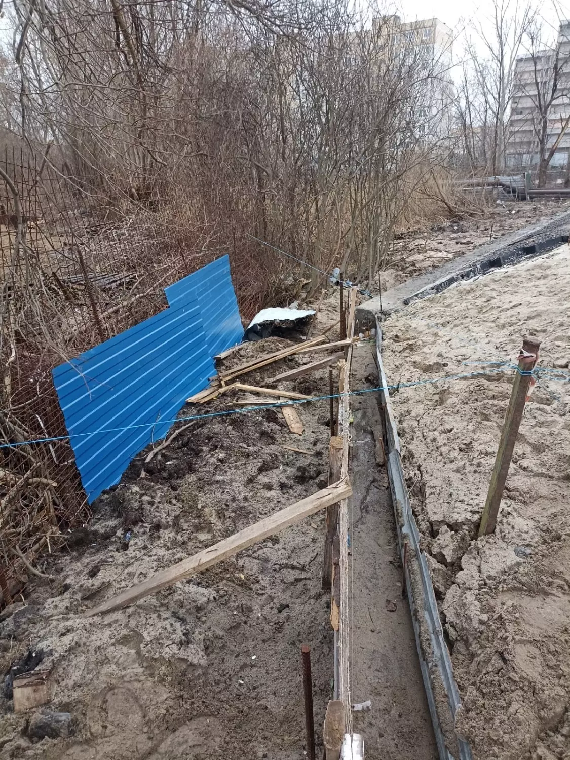 По этой канаве строители сбрасывали воду на участок Сергея