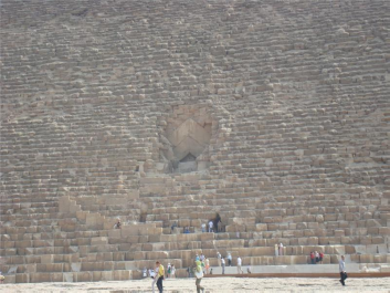 Пирамида Хеопса: вход заглублению в тело третьей пирамиды