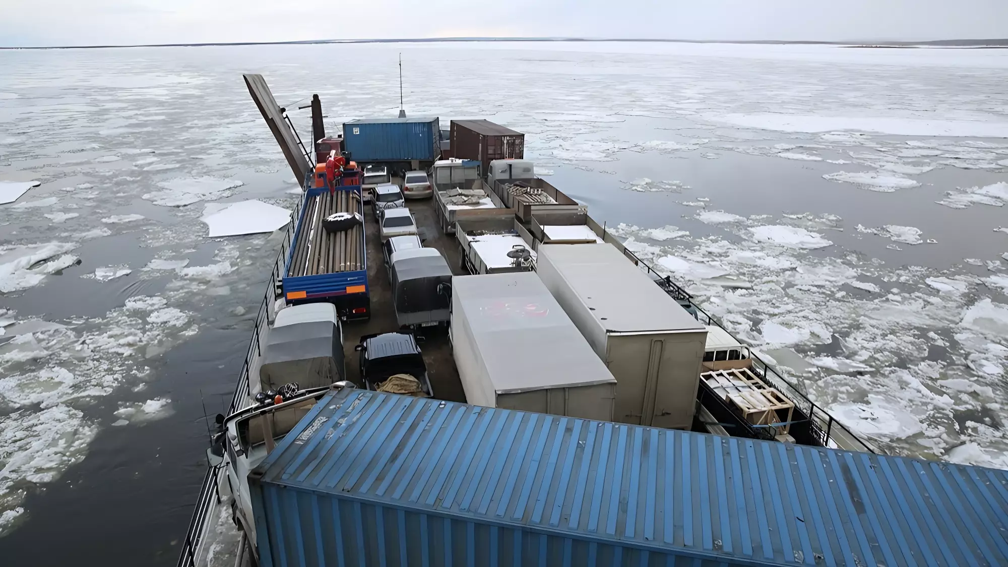 Сотни человек застряли на паромной переправе в Якутске без еды, воды и бензина