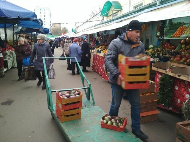 Гастарбайтеры на Преображенском рынке не торгуют, а работают грузчиками