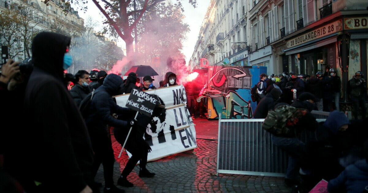 Более 60 полицейских пострадали во время протестов во Франции
