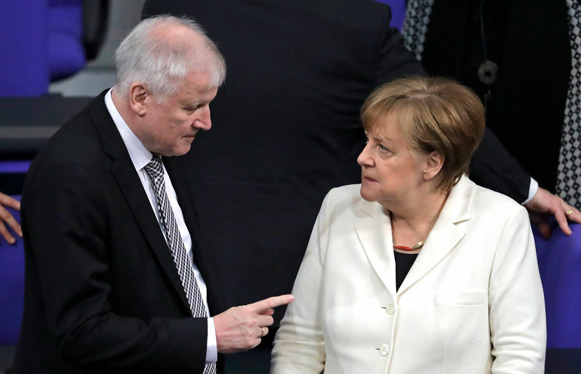 Глава МВД Германии попросил об отставке из-за разногласий с Меркель