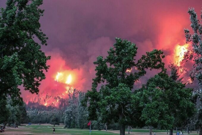 Американцы сыграли в гольф на фоне лесного пожара в штате Орегон