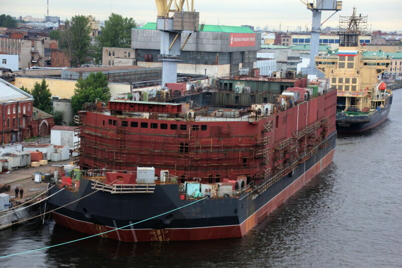 АЭС "Академик Ломоносов" поплывет в Мурманск из Петербурга с ураном на борту?