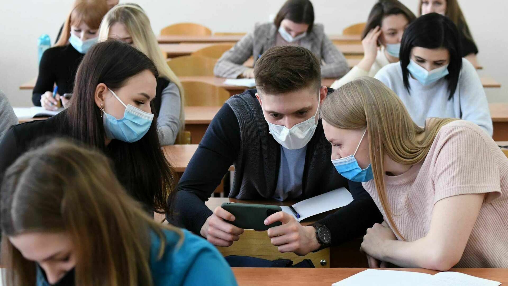 Эффект QR-кодов: русские студенты не смогут вернуться из западных вузов домой