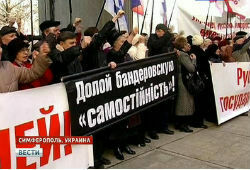 Участники двух митингов у парламента Крыма устроили драку