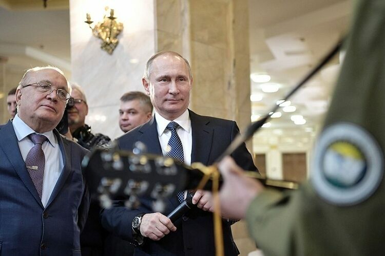Президент России  спел под гитару в МГУ (видео)